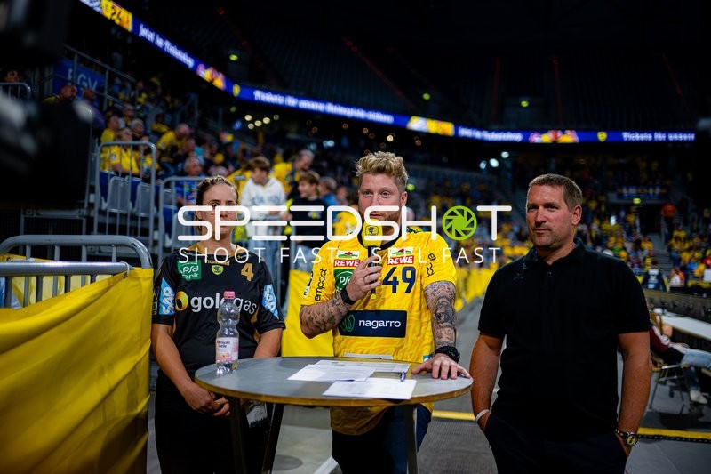 Moderation und Geschäftsführer im Interview