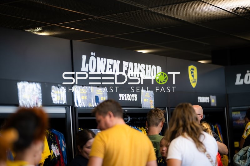 Fans im Löwen Fanshop