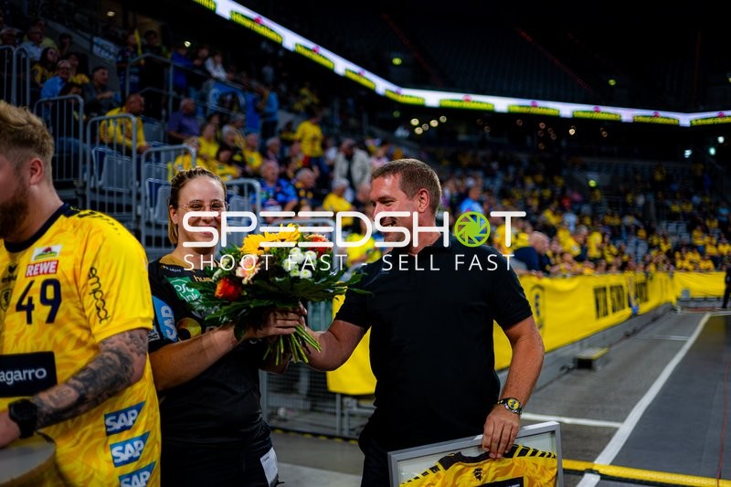 Trainer Kevin Gerwin (49; Rhein Neckar Löwen) überreicht Blumen