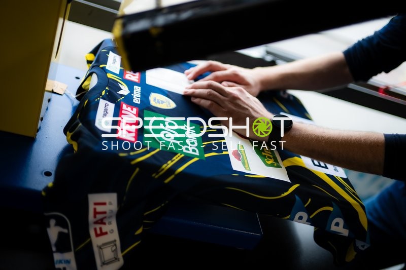 Trikotvorbereitung bei Mathias Larson (4; Rhein Neckar Löwen)