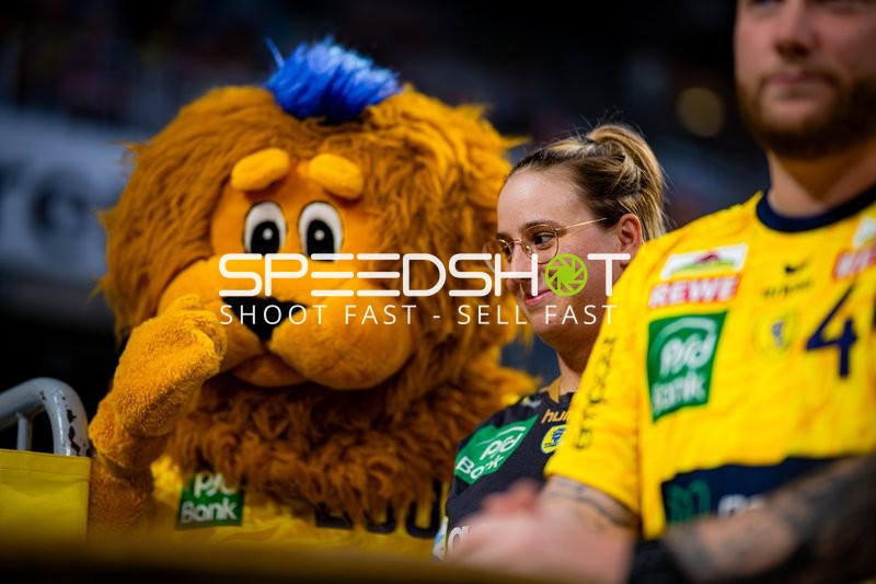 Maskottchen Kevin Gerwin (49; Rhein Neckar Löwen) mit Fans