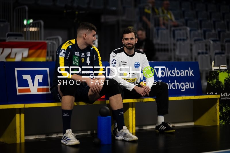 Torwart Matija Spikic (1; ThSV Eisenach) und Spieler Mathias Larson (4; Rhein Neckar Löwen) auf der Bank