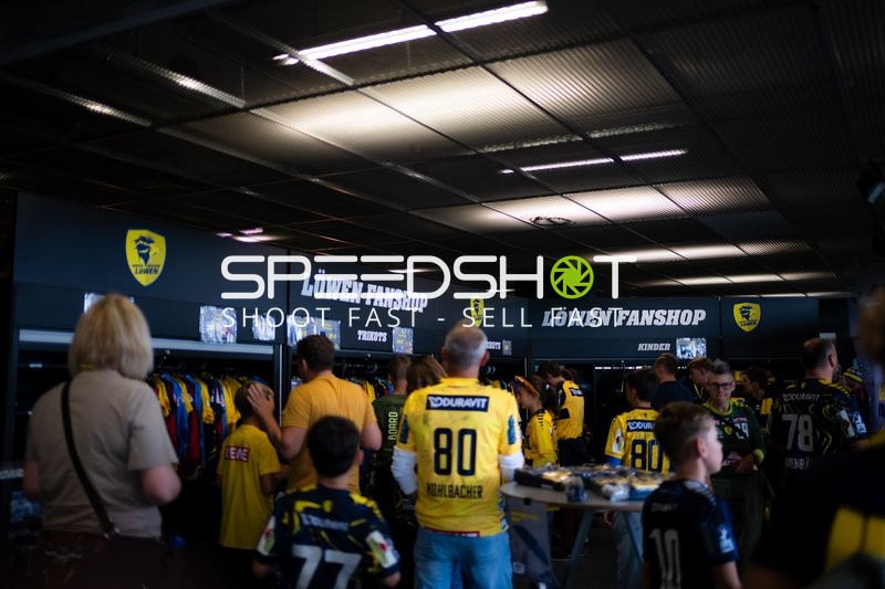 Fans im Löwen Fanshop