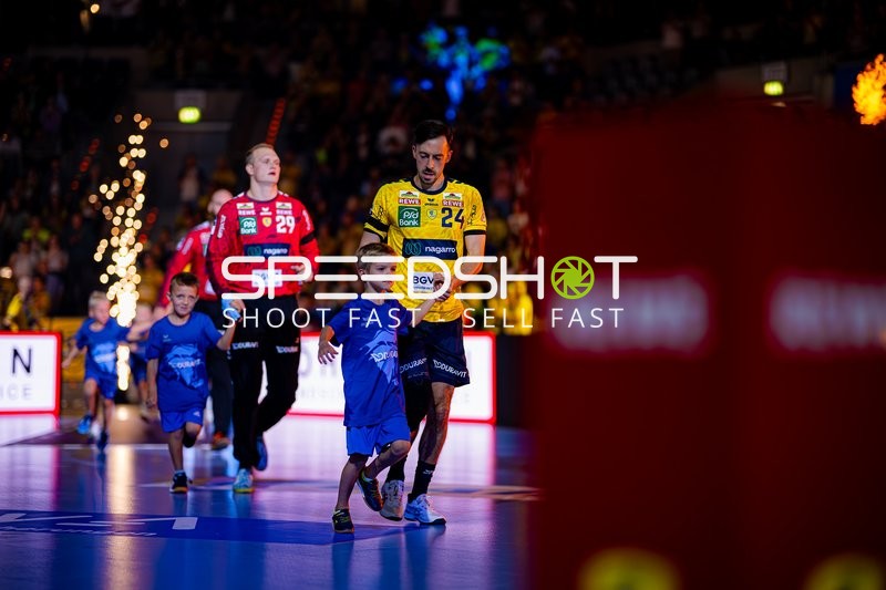 Patrick Groetzki (24; Rhein Neckar Löwen) und David Späth (29; Rhein Neckar Löwen) laufen ein