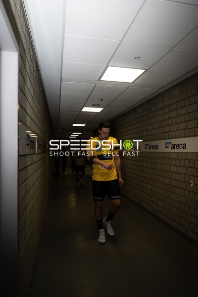 Robert Timmermeister (7; Rhein Neckar Löwen) läuft im Gang