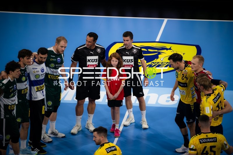 Spieler positionieren sich vor Spiel