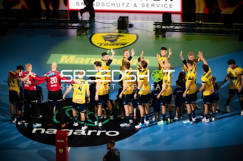 Begrüßung Mathias Larson (4; Rhein Neckar Löwen) und Robert Timmermeister (7; Rhein Neckar Löwen)