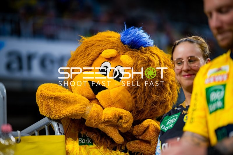 Maskottchen der Rhein Neckar Löwen mit Fans