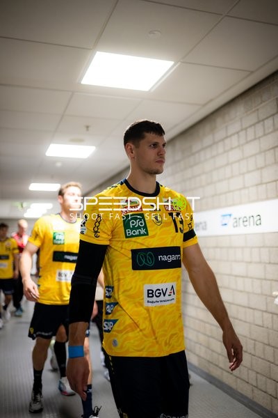 Sebastian Heymann (13; Rhein Neckar Löwen) positioniert sich