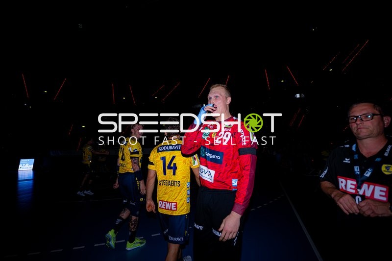 Torwart David Späth (29; Rhein Neckar Löwen) steht bereit im Tor