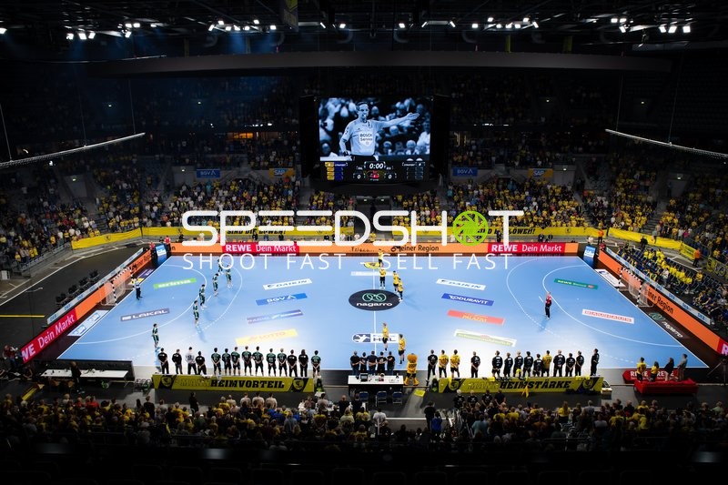 Teams positionieren sich vor Spielbeginn