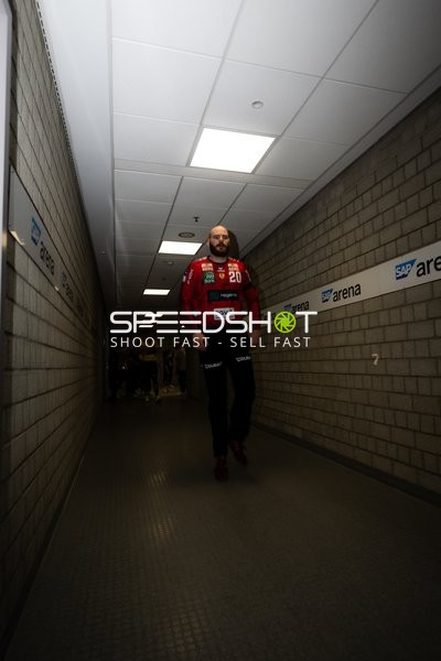 Mike Jensen (20; Rhein Neckar Löwen) läuft im Gang