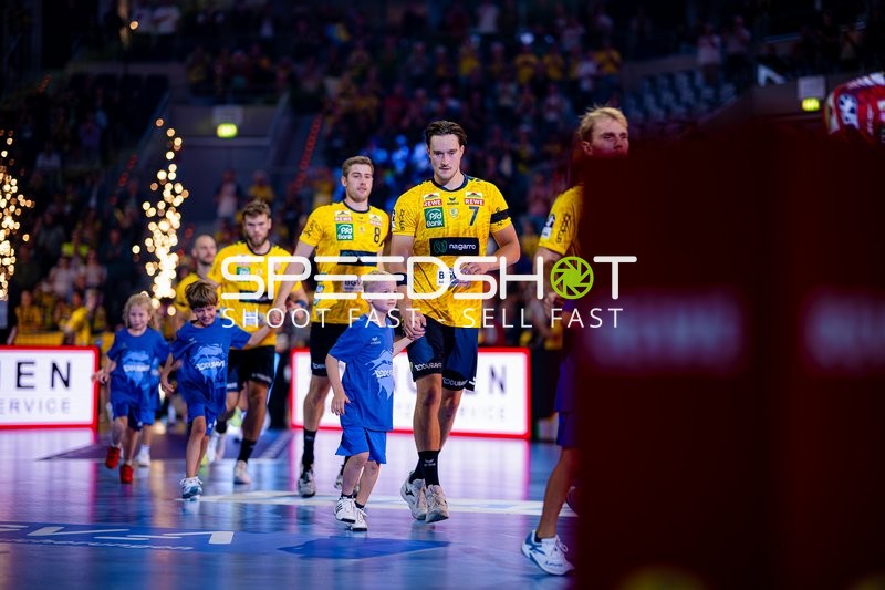 Einlauf mit Kindern Robert Timmermeister (7; Rhein Neckar Löwen) und Team