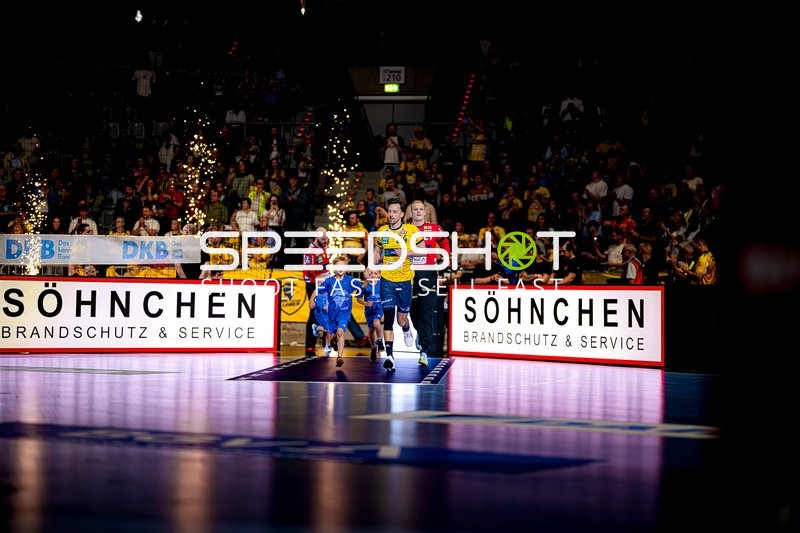 Spieler laufen aufs Spielfeld