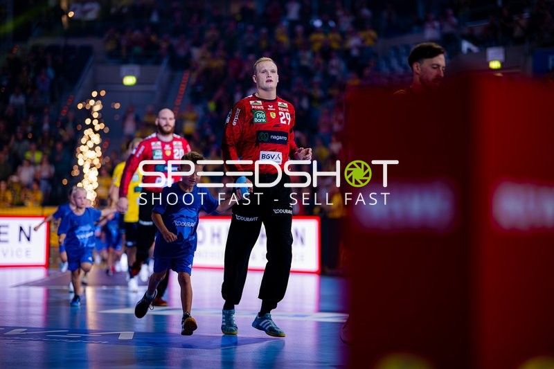 David Späth (29; Rhein Neckar Löwen) und Mike Jensen (20; Rhein Neckar Löwen) laufen ein