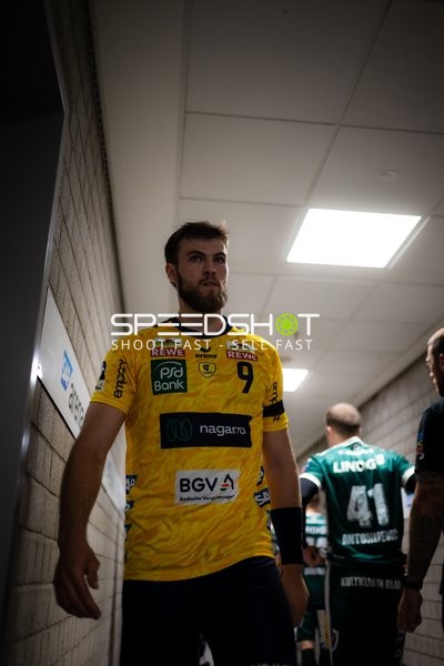 Steven Plucnar Jacobsen (9; Rhein Neckar Löwen) läuft im Gang