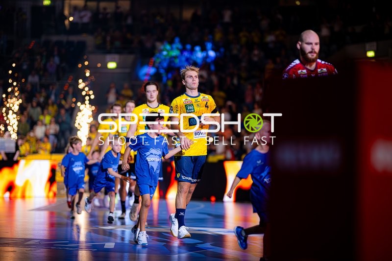 Einlauf von Mathias Larson (4; Rhein Neckar Löwen), Robert Timmermeister (7; Rhein Neckar Löwen) und Mike Jensen (20; Rhein Neckar Löwen)