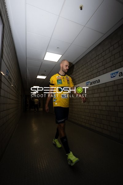 Lukas Sandell (11; Rhein Neckar Löwen) läuft im Gang