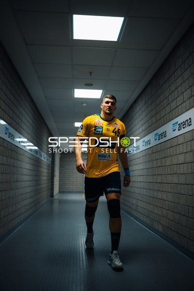 Halil Jaganjac (45; Rhein Neckar Löwen) läuft im Gang