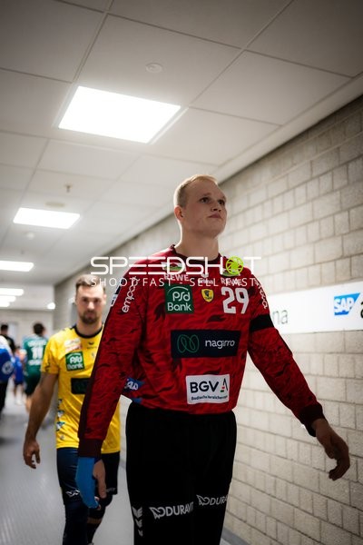 David Späth (29; Rhein Neckar Löwen) und Dani Baijens (77; Rhein Neckar Löwen) laufen durch den Gang