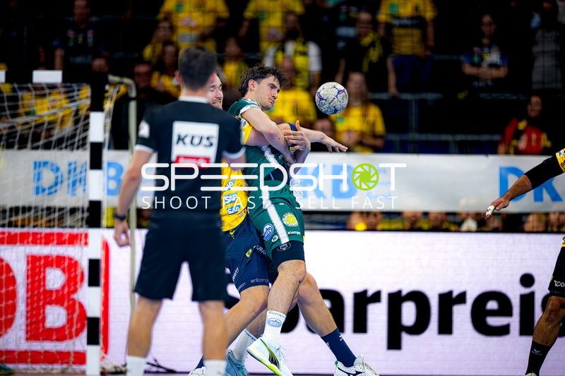 Kampf um den Ball Stephan Seitz (44; ThSV Eisenach) und Robert Timmermeister (7; Rhein Neckar Löwen)