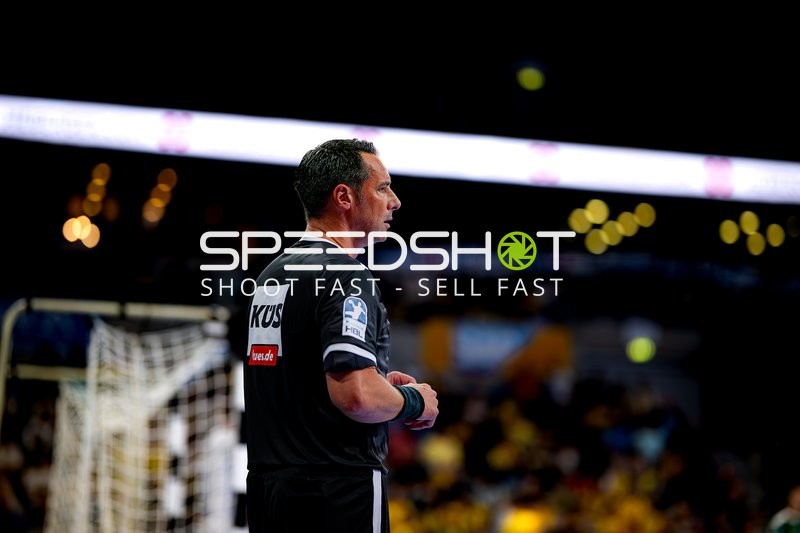 Schiedsrichter trifft Entscheidung