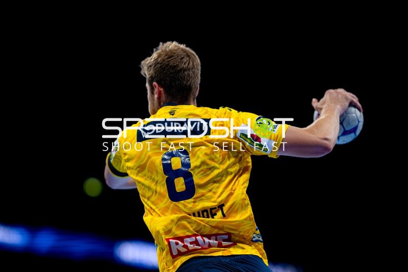 Tim Nothdurft (8; Rhein Neckar Löwen) wirft den Ball