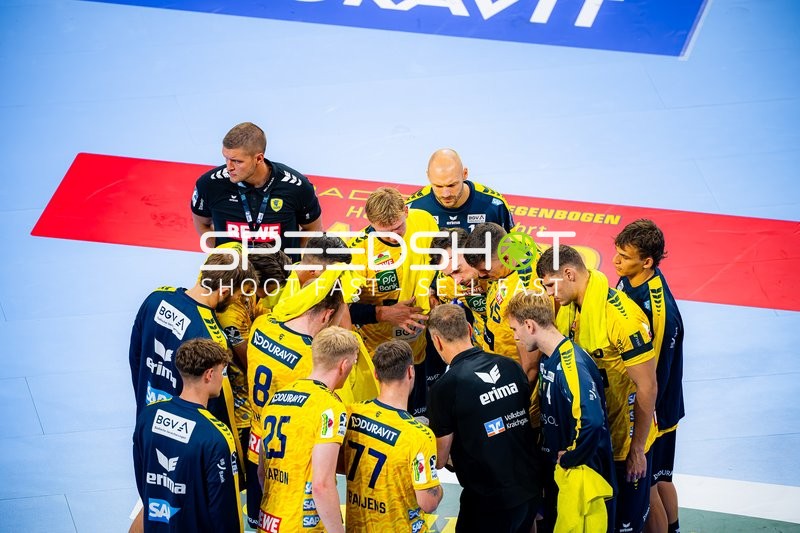 Mannschaftsbesprechung der Tim Nothdurft (8; Rhein Neckar Löwen) und Teamkollegen