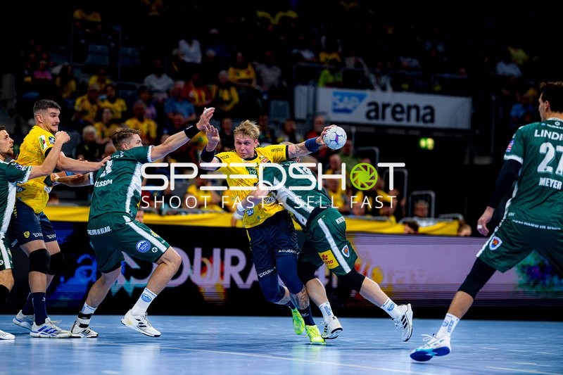 Kampf um den Ball zwischen Halil Jaganjac (45; Rhein Neckar Löwen) und Oskar Joelsson (3; ThSV Eisenach)