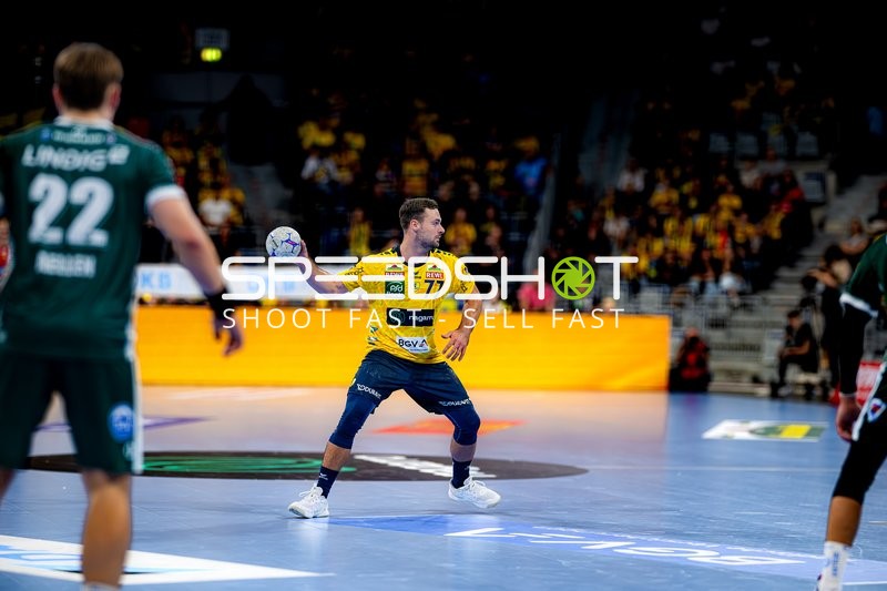 Dani Baijens (77; Rhein Neckar Löwen) wirft aufs Tor