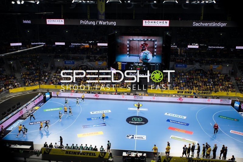 Teams positionieren sich zum Anwurf