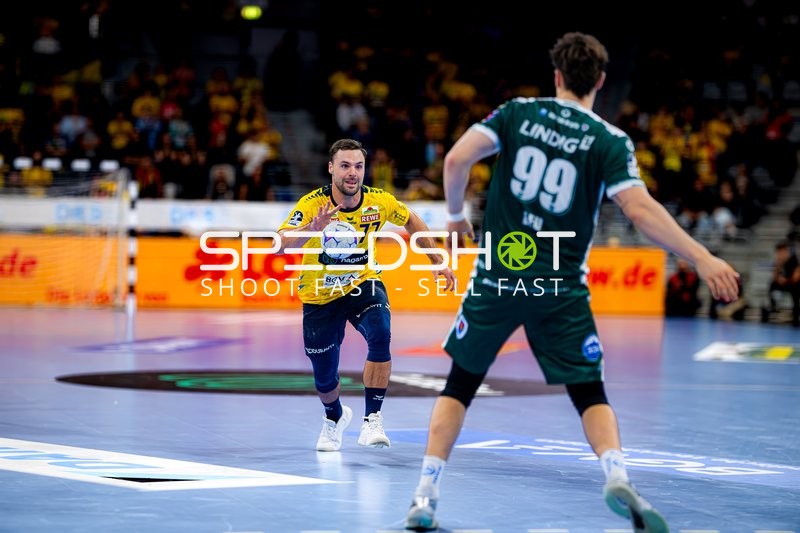 Dani Baijens (77; Rhein Neckar Löwen) wirft aufs Tor