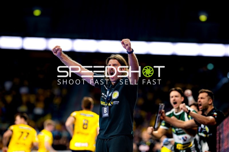 Trainer Sebastian Hinze (Trainer; ThSV Eisenach) jubelt