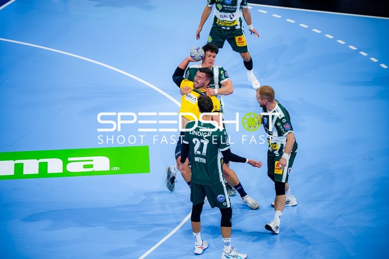 Kampf um den Ball zwischen Tillman Leu (99; ThSV Eisenach) und Jannik Kohlbacher (80; Rhein Neckar Löwen)