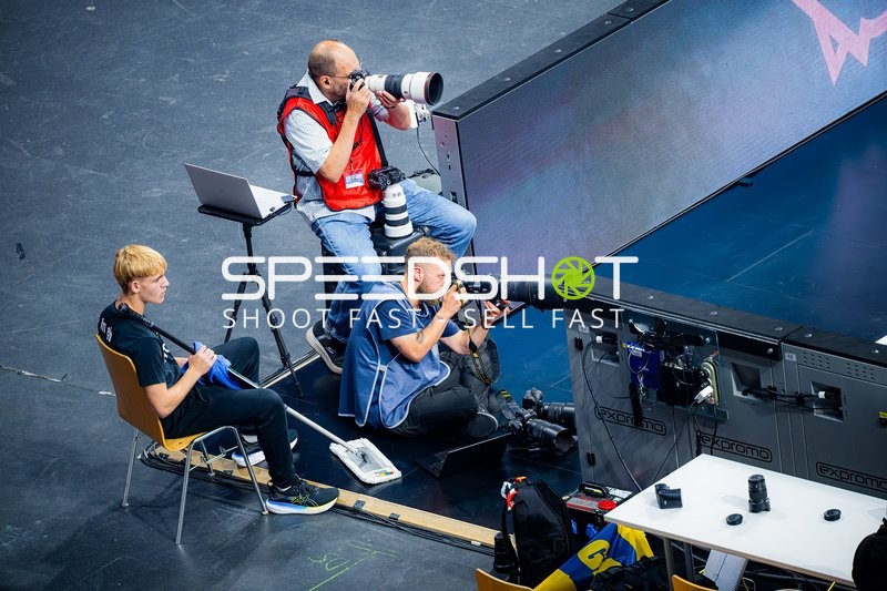 Teamfotograf Max Krause (104; Rhein Neckar Löwen) am Spielfeldrand