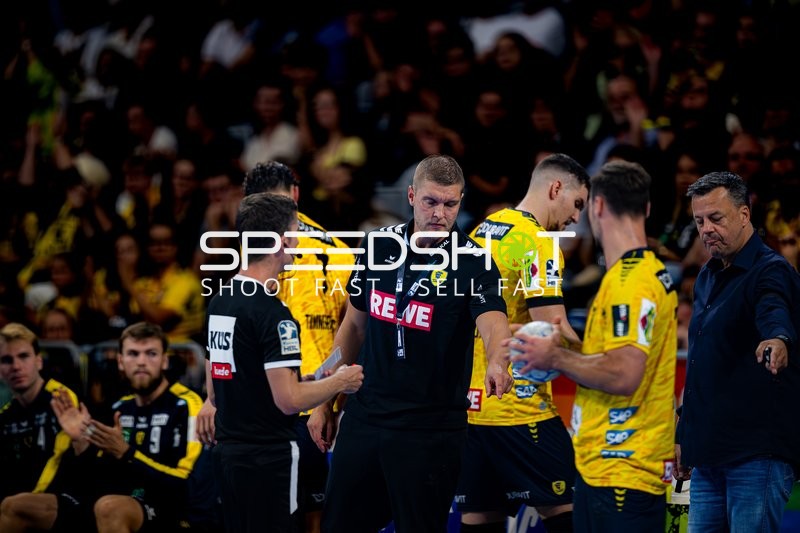 Trainer und Co-Trainer an der Seitenlinie