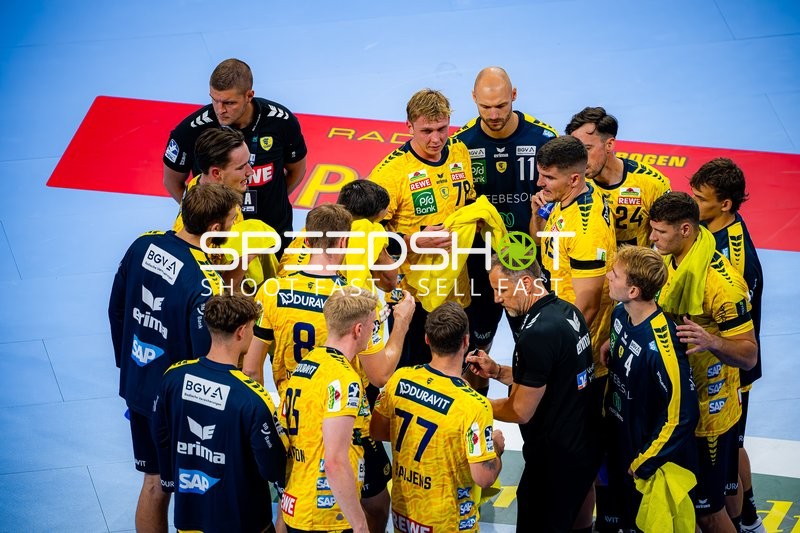 Traineranweisung bei Lukas Sandell (11; Rhein Neckar Löwen) und Dani Baijens (77; Rhein Neckar Löwen)