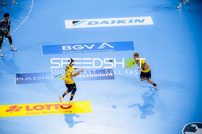 Haukur Thrastarson (25; Rhein Neckar Löwen) passt den Ball