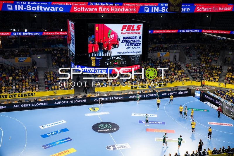 Teams positionieren sich auf dem Spielfeld