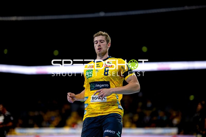 Tim Nothdurft (8; Rhein Neckar Löwen) positioniert sich