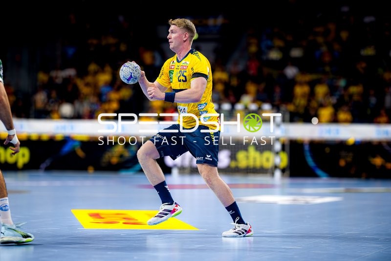 Haukur Thrastarson (25; Rhein Neckar Löwen) wirft aufs Tor