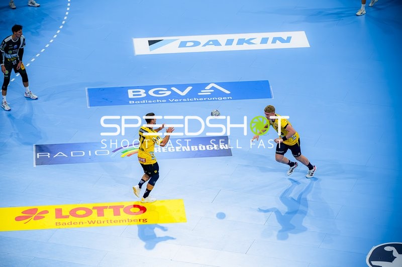 Dani Baijens (77; Rhein Neckar Löwen) passt den Ball