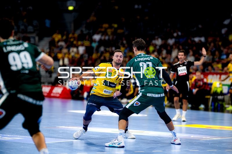 Kampf um den Ball zwischen Dani Baijens (77; Rhein Neckar Löwen) und Philipp Meyer (27; ThSV Eisenach)