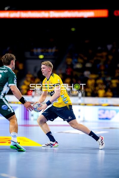 Haukur Thrastarson (25; Rhein Neckar Löwen) greift an