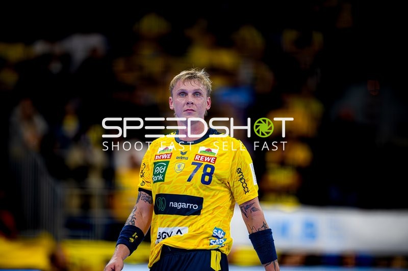 Edwin Aspenbäck (78; Rhein Neckar Löwen) positioniert sich