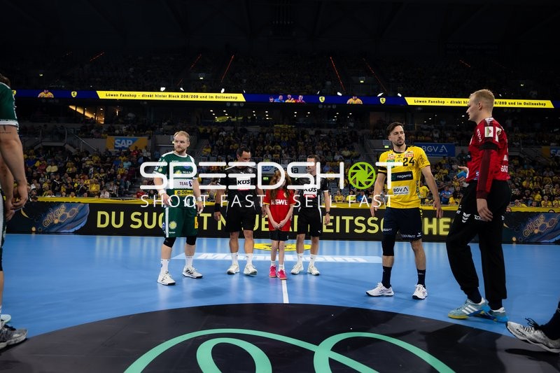 Schiedsrichter und Spieler beim Anwurf