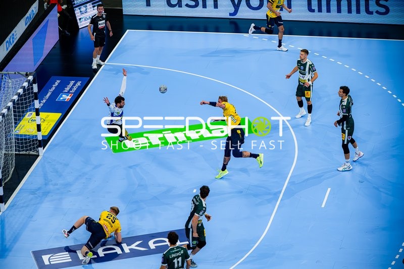 Haukur Thrastarson (25; Rhein Neckar Löwen) wirft aufs Tor