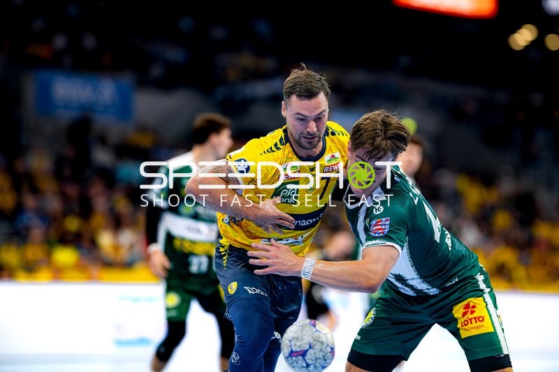 Kampf um den Ball zwischen Dani Baijens (77; Rhein Neckar Löwen) und Felix Aellen (22; ThSV Eisenach)