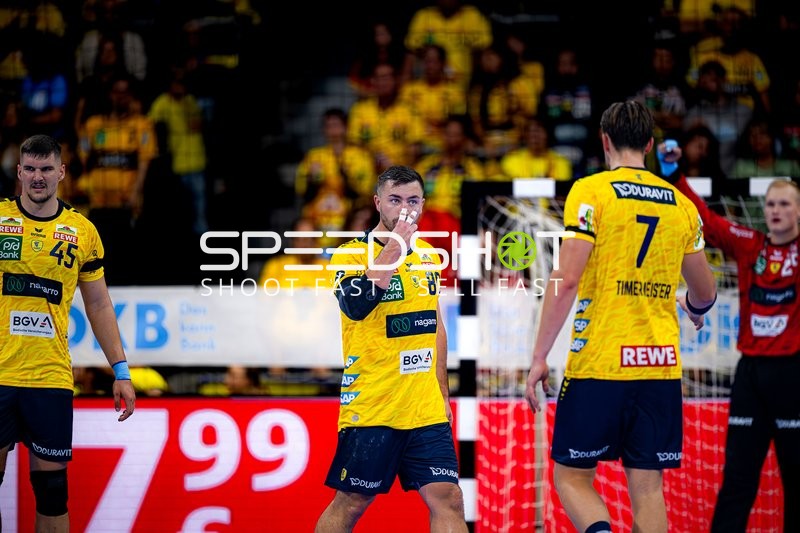 Halil Jaganjac (45; Rhein Neckar Löwen), Jannik Kohlbacher (80; Rhein Neckar Löwen) und Robert Timmermeister (7; Rhein Neckar Löwen) verteidigen im Kreis