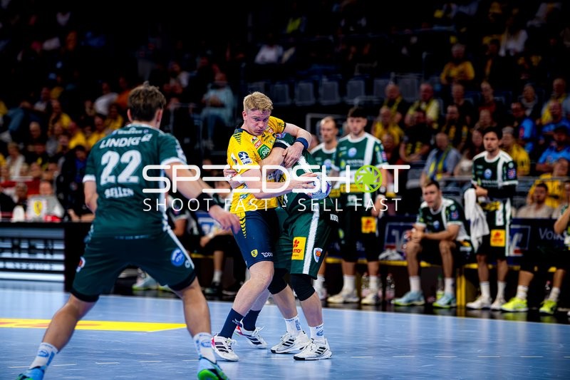 Haukur Thrastarson (25; Rhein Neckar Löwen) kämpft um den Ball